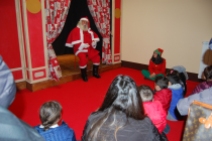 Babbo Natale racconta fiabe ai bambini
